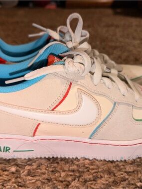Nike Low-Top Sneaker Cream with White, Blue & Red Highlights